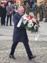 Skladanie_kwiatow_podczas_obchodow_niepodleglosci_w_Krosnie_w_2022_roku